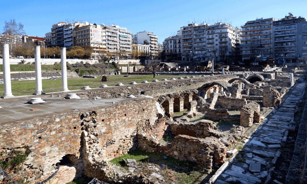 Θεσσαλονίκη: Νεαρό ζευγάρι έπεσε από κάγκελα στην Αρχαία Αγορά